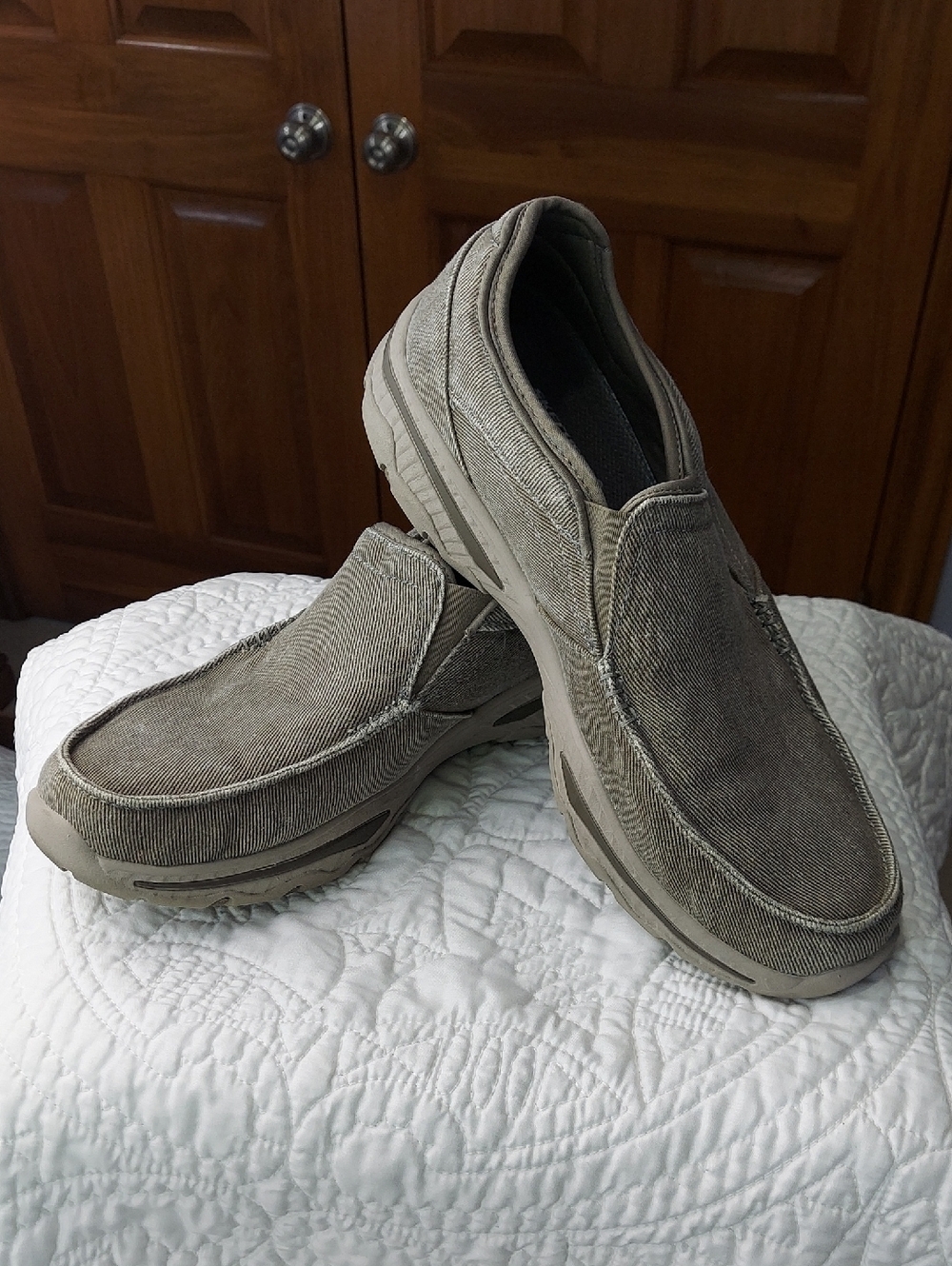 Skechers Men's Slip-On Canvas Loafers in Taupe, Relaxed Fit, Size 10, Like New - Picture 4 of 12